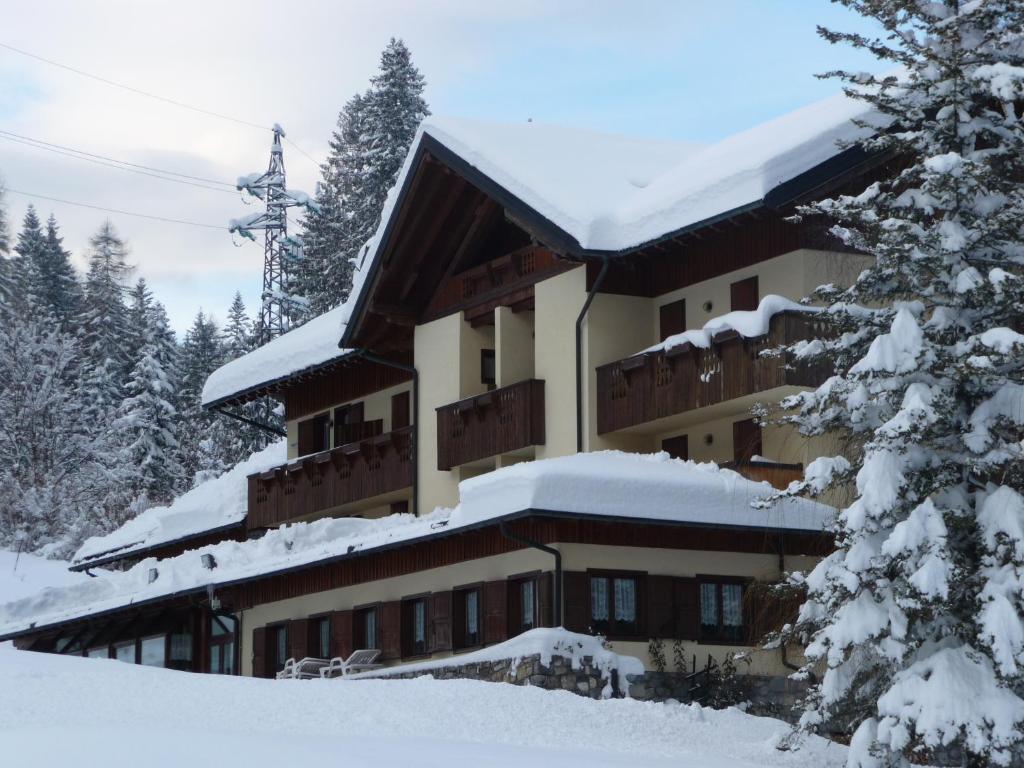 Albergo Nuoitas فورني دي سوبرا المظهر الخارجي الصورة
